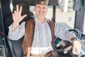 Šofer Velja iz Šapca oduševio putnike: Obukao narodnu nošnju, stavio šajkaču na glavu, pa putnicima čestitao srpsku Novu godinu! (FOTO)