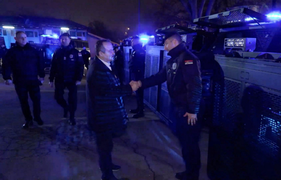 Srpska Nova godina u Policijskoj brigadi, Dačić ih posetio: Za njih nema praznika (FOTO)