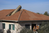 Huti tvrde da su lansirali hipersoničnu balističku raketu na Tel Aviv! Neverovatne slike projektila u krovu kuće (FOTO)