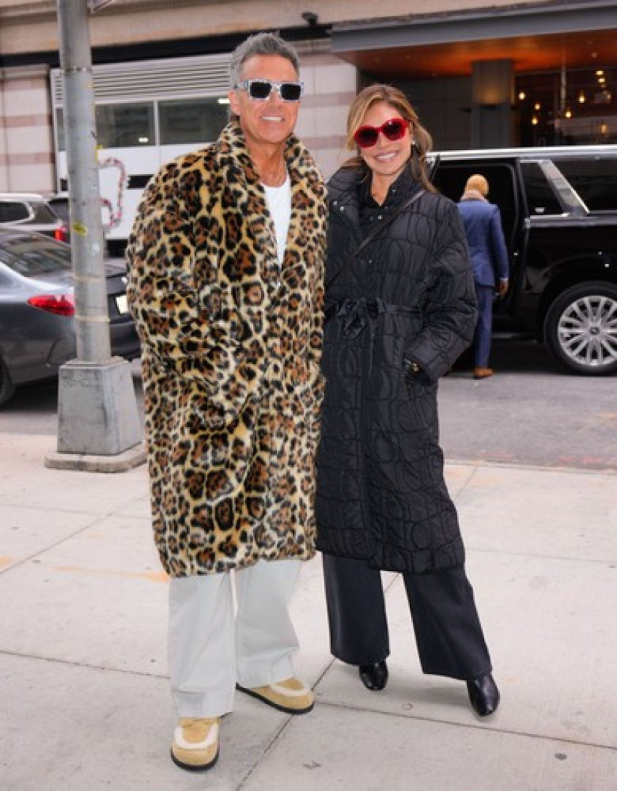 Pobegli od požara, svi blenu u njih: Robi Vilijams maznuo ženi bundu, fale mu samo štiklice (FOTO)