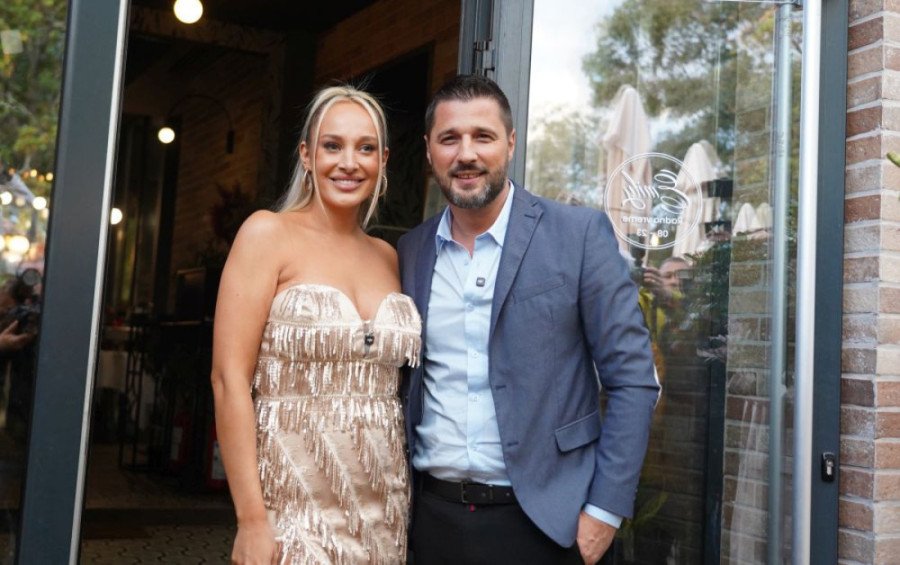 Nataša Bekvalac ponovo staje na ludi kamen? Na pevačicinoj ruci zasijao verenički prsten