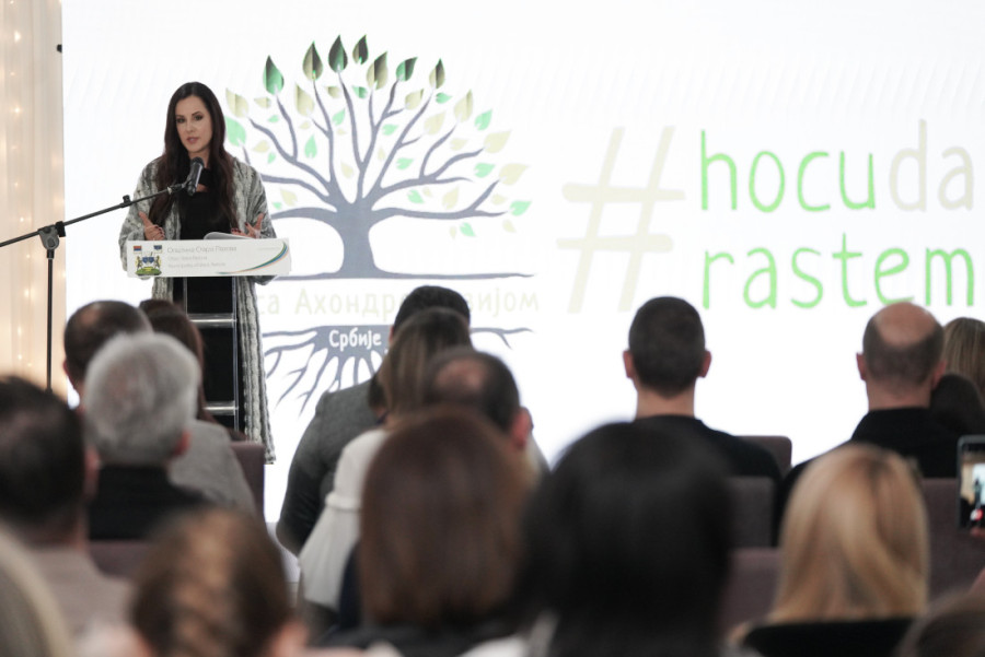 Tamara Vučić na dodeli paketića deci oboleloj od ahondroplazije (FOTO/VIDEO)