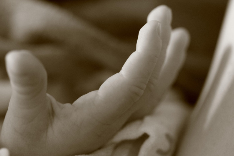 Muškarac ubio bivšu ženu u bolnici: Zločin izvršio pred kolegama, sve zabeleženo na kameri! (UZNEMIRUJUĆI SNIMAK)