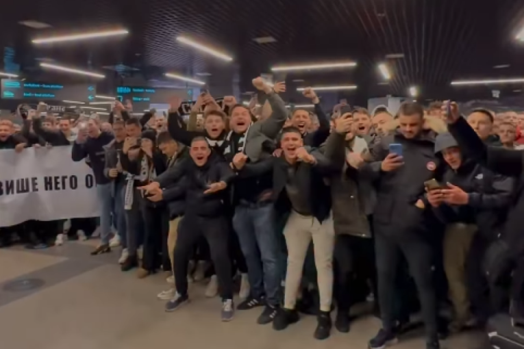 Ludnica na aerodromu "Nikola Tesla": Grobari dočekali košarkaše Partizana! (VIDEO)