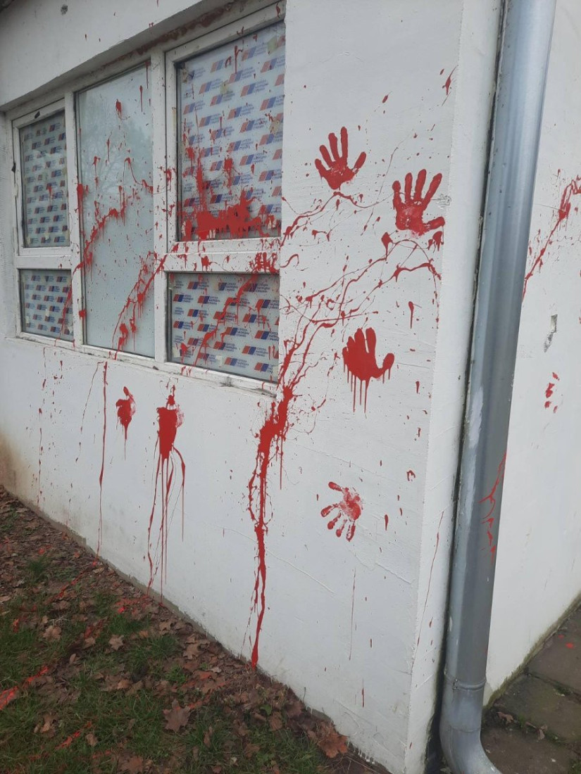 Demolirane prostorije SNS na Novom Beogradu! Monstruozna poruka i krvave ruke - brutalno nasilje opozicije eskalira (FOTO)