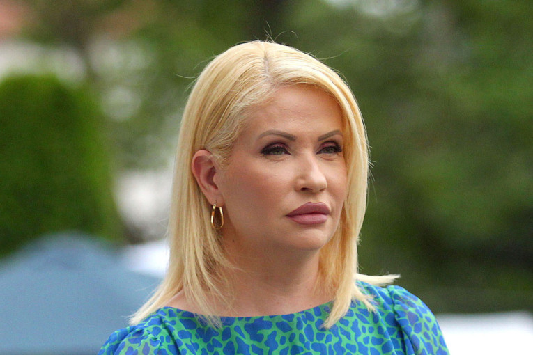 Oglasila se Sandra Božić nakon što je napala blokaderka: Neće uspeti da nas uplaše i neće uspeti da zaustave Srbiju