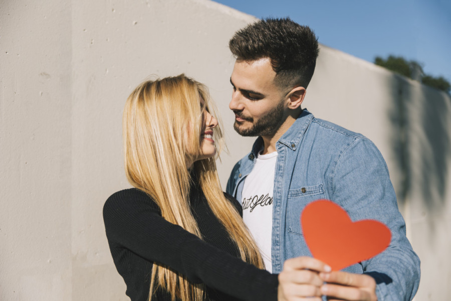 Kada gestovi vrede više od reči: 11 suptilnih signala da vas apsolutno obožava - iako vam to ne govori