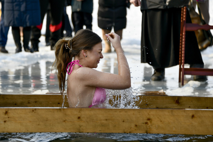 Veliki broj zainteresovanih za plivanje na Bogojavljenje: Gotovo svaki sedmi Rus planira da uroni u hladnu vodu