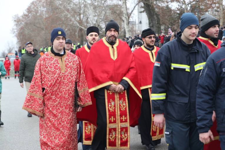 Ledena voda i nula stepeni im ne mogu ništa: U Zemunu 550 najhrabrijih plivalo za Časni krst, prvi stigli Sreten i Marija (FOTO/VIDEO)