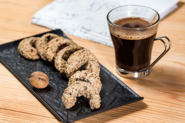 Recept dana: Jogurt pita koja ostaje sočna i narednog dana, a tajna je u jednostavnoj kremi (FOTO)
