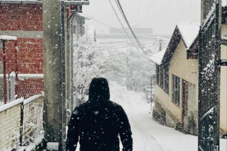 Hrabri Mitar krenuo po mećavi da pomogne deci sa Kosova i Metohije! Neka ne bude sam na tom putu! (FOTO/VIDEO)