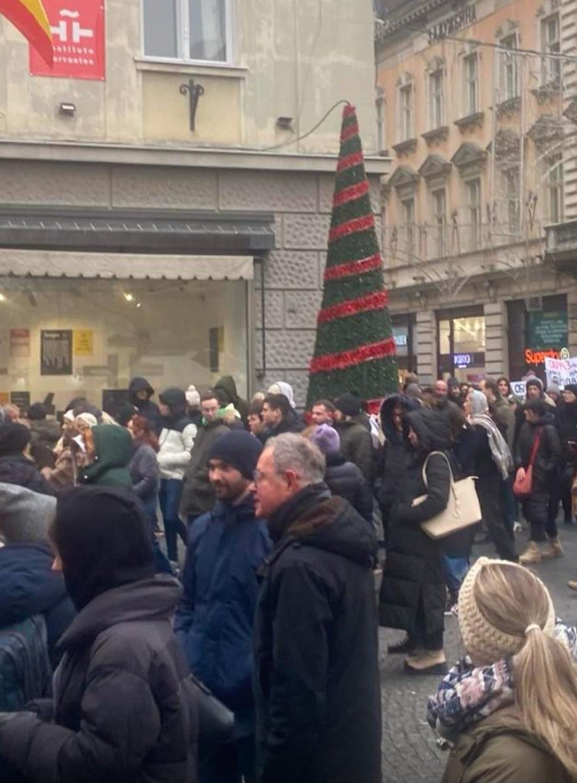 Ne zna više ni šta glumata! Lutovac zbunjen protestuje, pitali ga da li je student ili prosvetar! (FOTO/VIDEO)