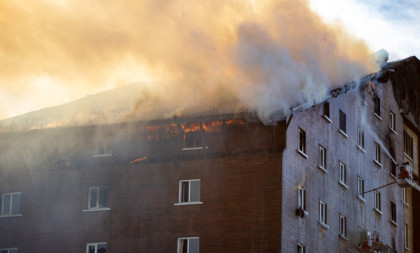 Drama u hotelu: Ljudi iskakali kroz prozore dok je vatra gutala zgradu, najmanje sedmoro povređenih (VIDEO)