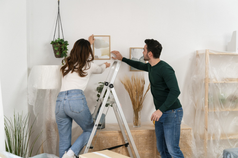 Profesionalni dekorateri uvek sklanjaju ovih sedam stvari da bi dom delovao urednije i privlačnije