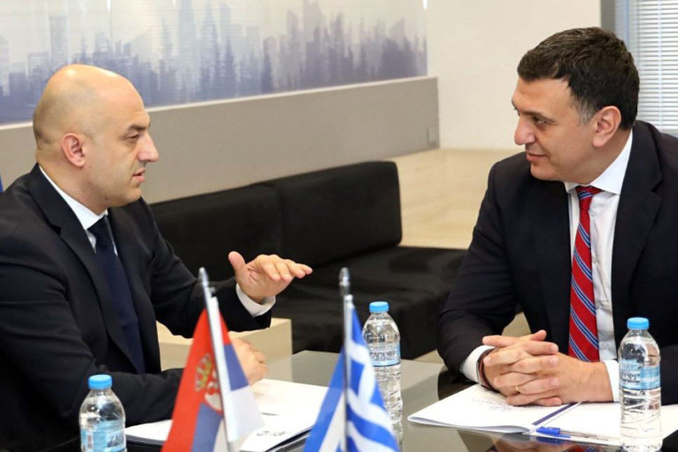 Čvrsto prijateljstvo i bliske veze: Ambasador Srbije u Atini se sastao sa grčkim ministrom za klimatsku krizu i civilnu zaštitu (FOTO)