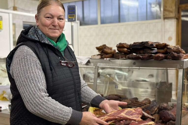 Bela slanina 800, a prošarana 1.200 dinara: Povećana potražnja za suhomesnatim proizvodima (FOTO)