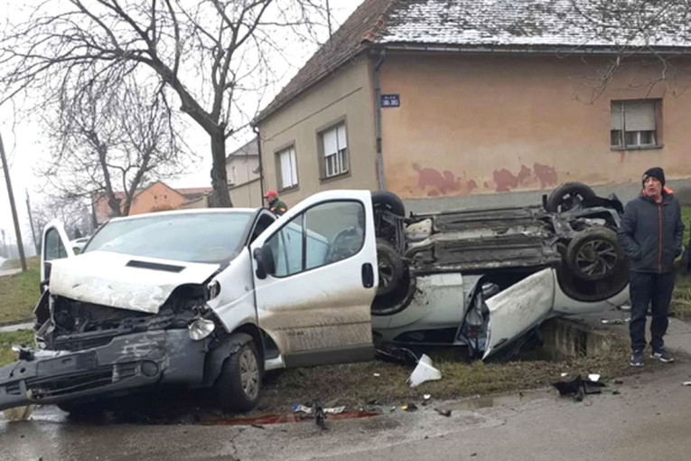 Žestok udes kod Kaća! Kombiju uništen prednji deo, automobill završio na krovu preko kanala (FOTO)