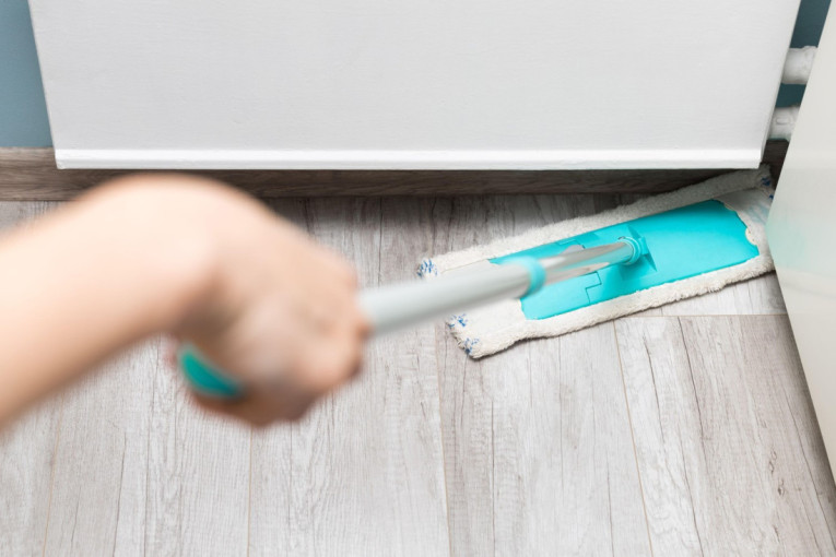 Može da vas košta novog poda: Većina ljudi pogrešno čisti laminat i tako ga nesvesno uništava