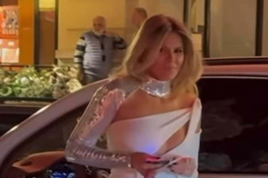 Ana Sević neće da gladuje! Ovo je poruka atraktivne pevačice (FOTO)