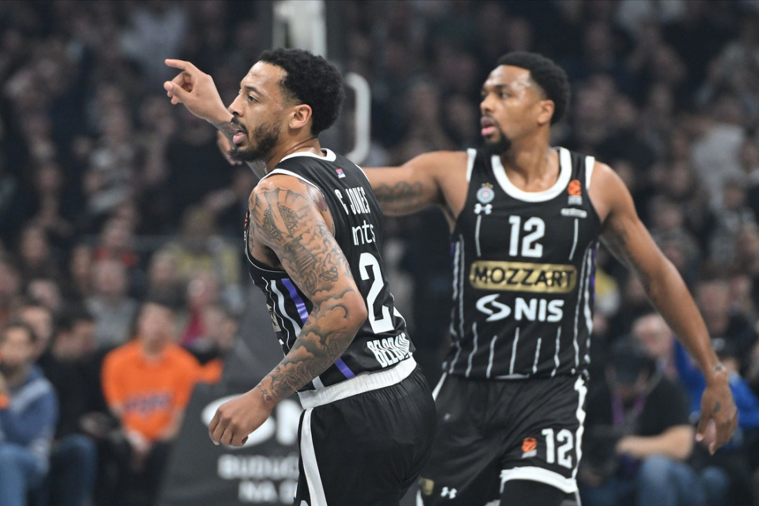 Partizan - Anadolu Efes: Grobari aplauzom dočekali Doužera! (FOTO)