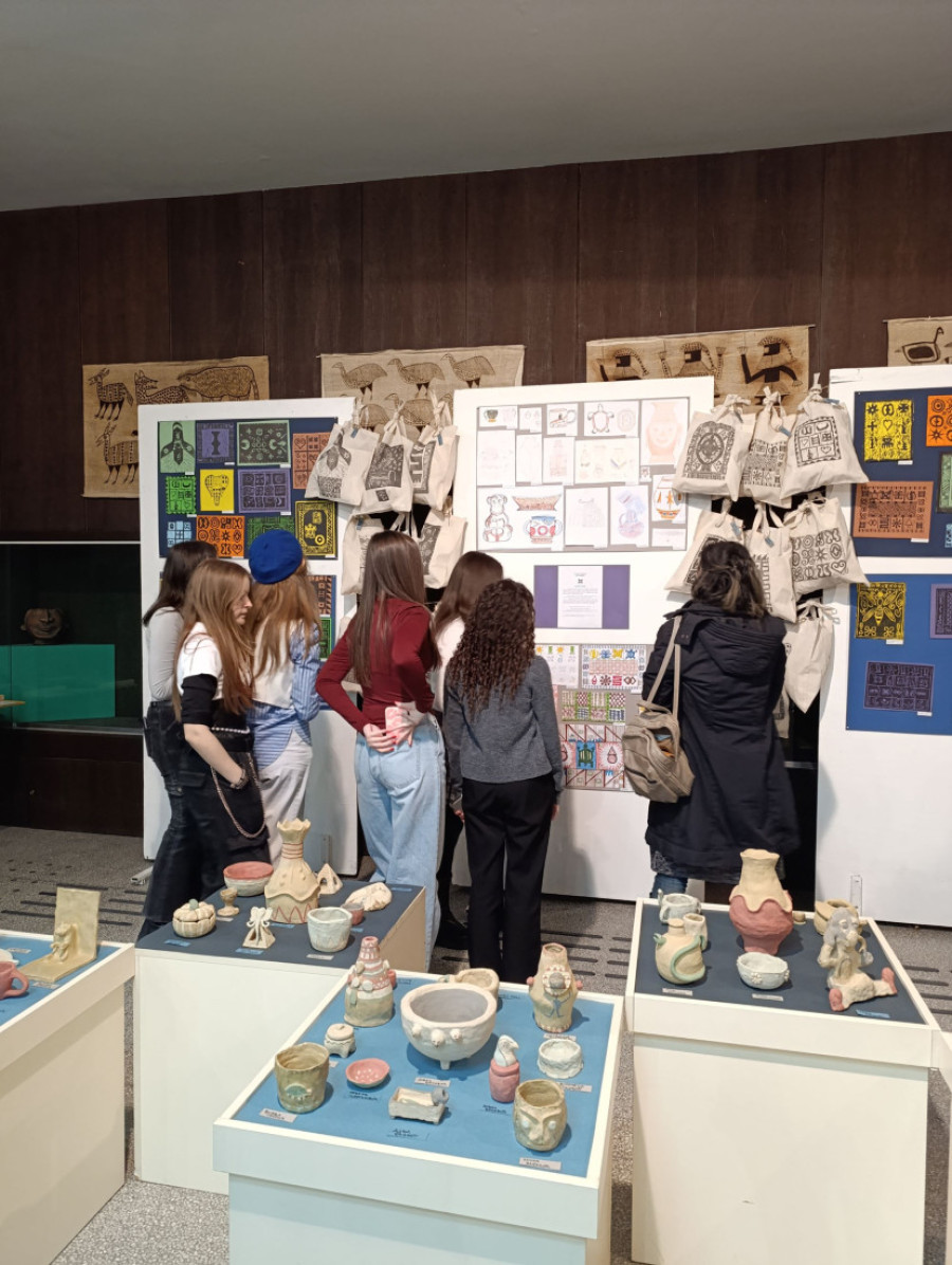 Upoznajte "Boje Afrike": Izložba unikatnih radova kreativnih srednjoškolaca (FOTO)