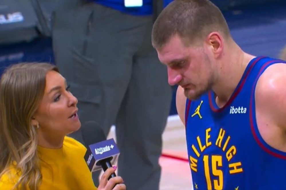 Jokić dao trojku skoro od svog koša, pa "zahvalio" navijačima koji su vrištali od smeha! (VIDEO)