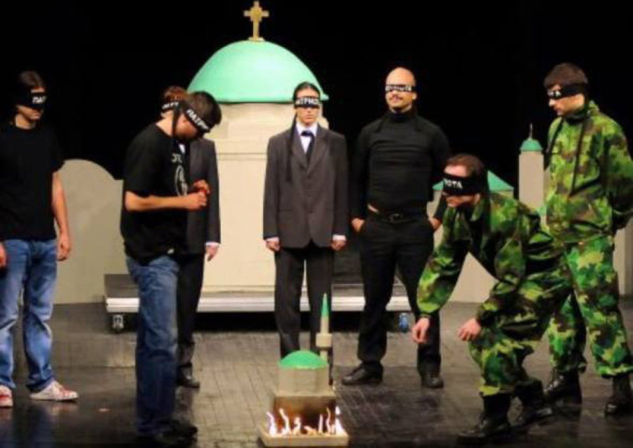 Glumica povraća po zastavi Srbije! Skandal tokom blokada fakulteta! Antisrpski sadržaji prikazani na FON-u, FPN-u i Pravnom! (FOTO/VIDEO)