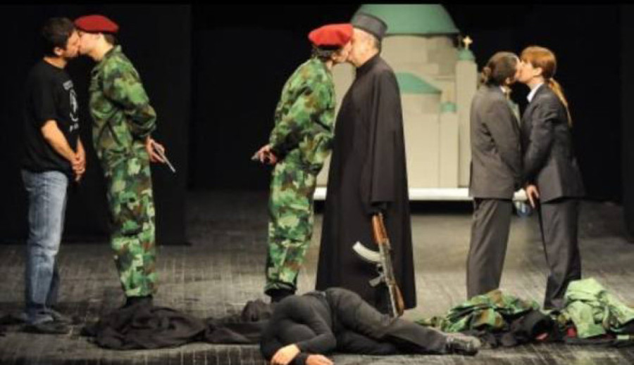 Glumica povraća po zastavi Srbije! Skandal tokom blokada fakulteta! Antisrpski sadržaji prikazani na FON-u, FPN-u i Pravnom! (FOTO/VIDEO)