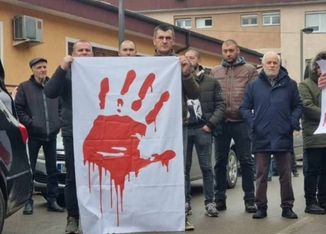 Kurti podržao proteste "studenata" u Beogradu: Njegov pulen Radomirović danas sa crvenom šakom na protestu u Mitrovici