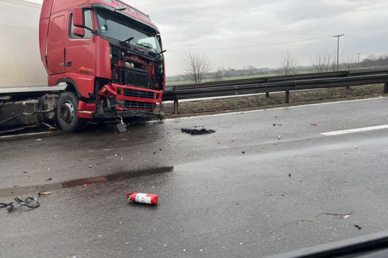 Jezive slike na auto-putu! Šleper napravio haos, stvaraju se kolone (FOTO)