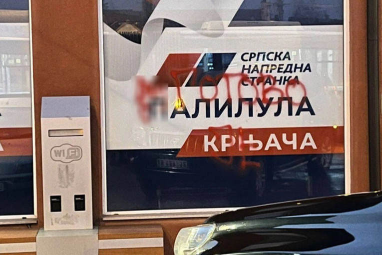 Vandalizam demonstranata opozicije: Huligan uništavao prostorije SNS u Krnjači (FOTO)