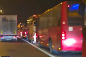 150 autobusa nije stiglo ni do naplatne rampe! Ogroman broj ljudi čeka da uđe u Jagodinu i podrži predsednika Vučića (VIDEO)