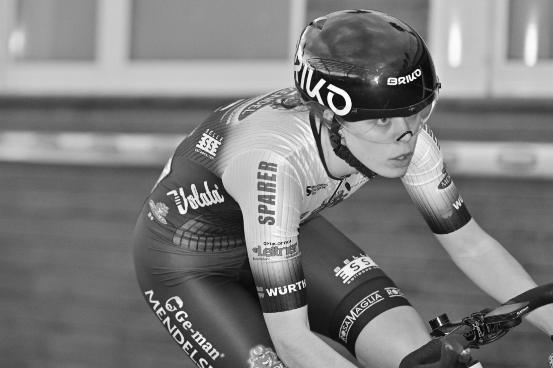 Užasna tragedija! Poginula mlada biciklistkinja (19)! Udario je auto koji je preticao u suprotnoj traci