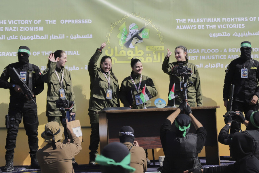 Hamas oslobodio još četiri taoca: Žene-vojnici stigle kući u uniformama i sa "poklon kesama" (FOTO/VIDEO)