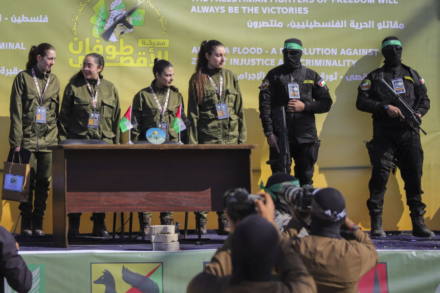 Hamas oslobodio još četiri taoca: Žene-vojnici stigle kući u uniformama i sa "poklon kesama" (FOTO/VIDEO)