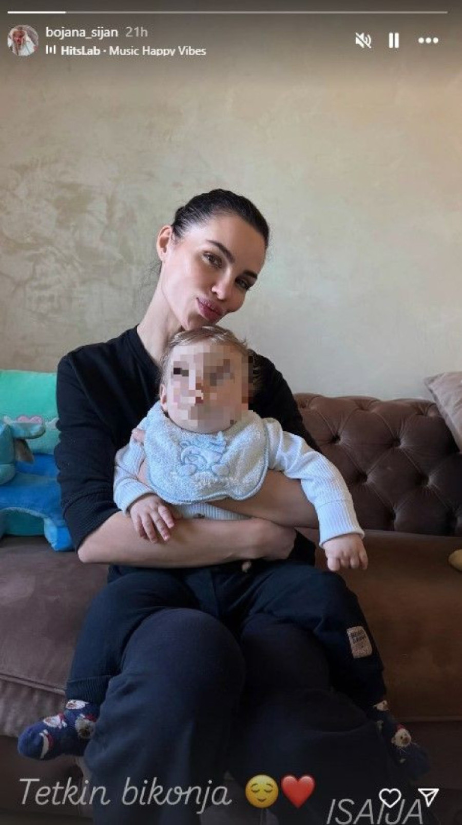 Bojana Šijan u naručju drži malog Isaiju Ražnatovića: Uslikala ih Bogdana, a prizor topi srca