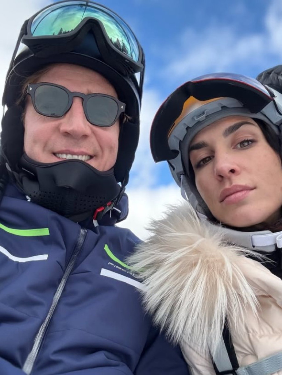 Jelisaveta Orašanin pozirala bez brusa: Glumica u uskoj bluzi sa dubokim dekolteom istakla silikone u prvi plan