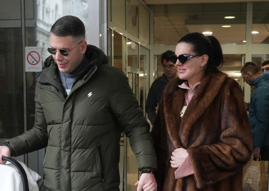 Srejovići na okupu: Jovana blista u mini suknji nakon porođaja, čvrsto drži Bogdana i njegovu ćerku za ruku