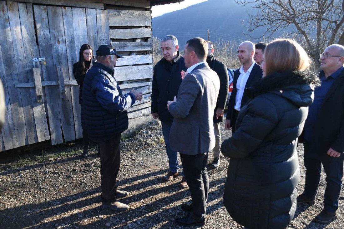 Delegacija Srpske liste uručila ključeve novog doma porodici Čolović u Leposaviću (FOTO/VIDEO)