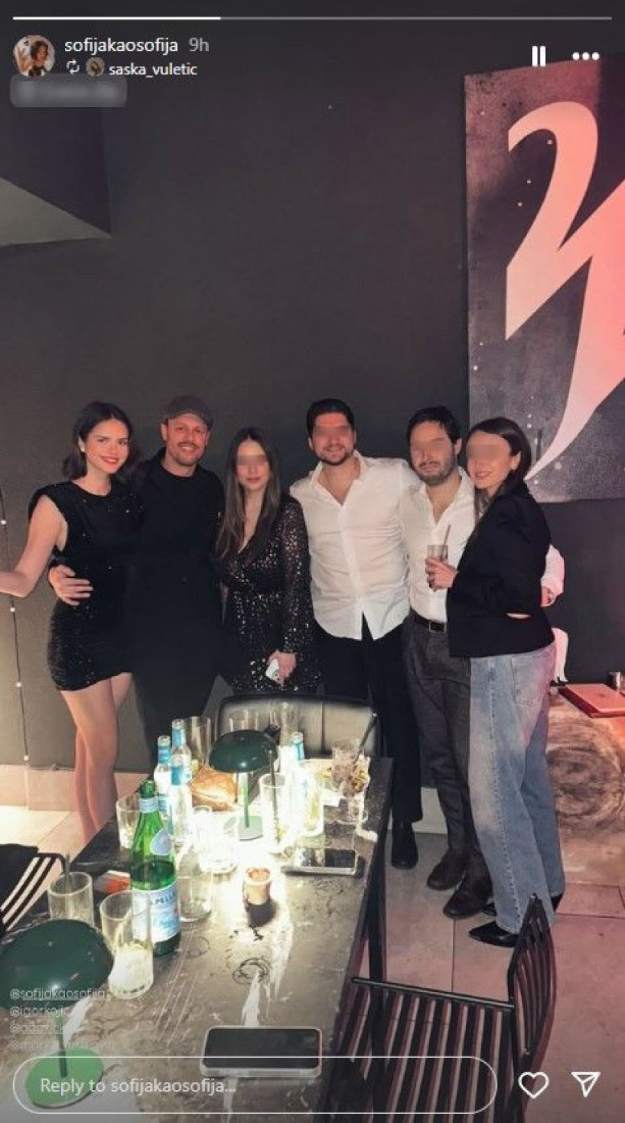 Igor Kojić u noćnom provodu sa suprugom: Novopečeni bračni par uživa, a sve oči su uprte u Sofijinu minijaturnu haljinu