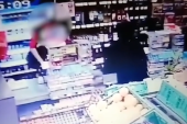 Teška pljačka u Krnjači: Maskiran uleteo u market, uperio pištolj pravo u radnicu i pokrao sve pare! (VIDEO)