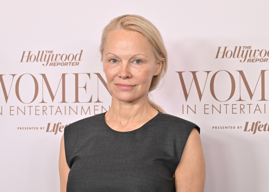 Porodica se okuplja da raspe pepeo majke, a onda nastaje haos: Prvi detalji o novom filmu Pamele Anderson