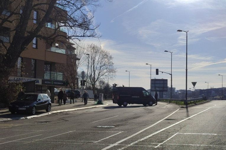 Haos kod Batajnice: Na auto-putu došlo do udesa, kombi se zakucao u policijsko vozilo