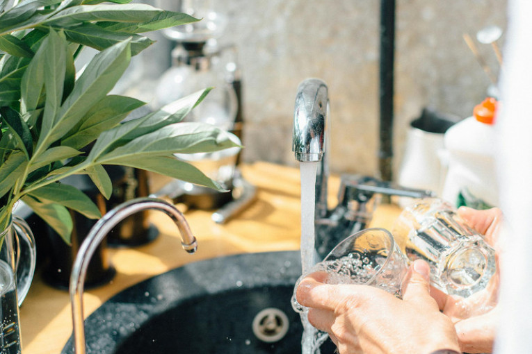 Da čaše zablistaju kao nove: Evo kako da ih operete kao profesionalac