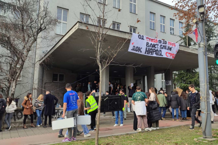 Blokada bez smisla: Grupa blokadera paralizovala Veterinarski fakultet!