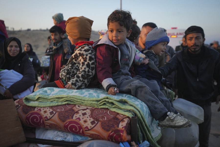 Ove fotografije danas obilaze svet! Raseljeni Palestinci počeli povratak u Gazu, na njihovim licima i sreća i briga (FOTO)