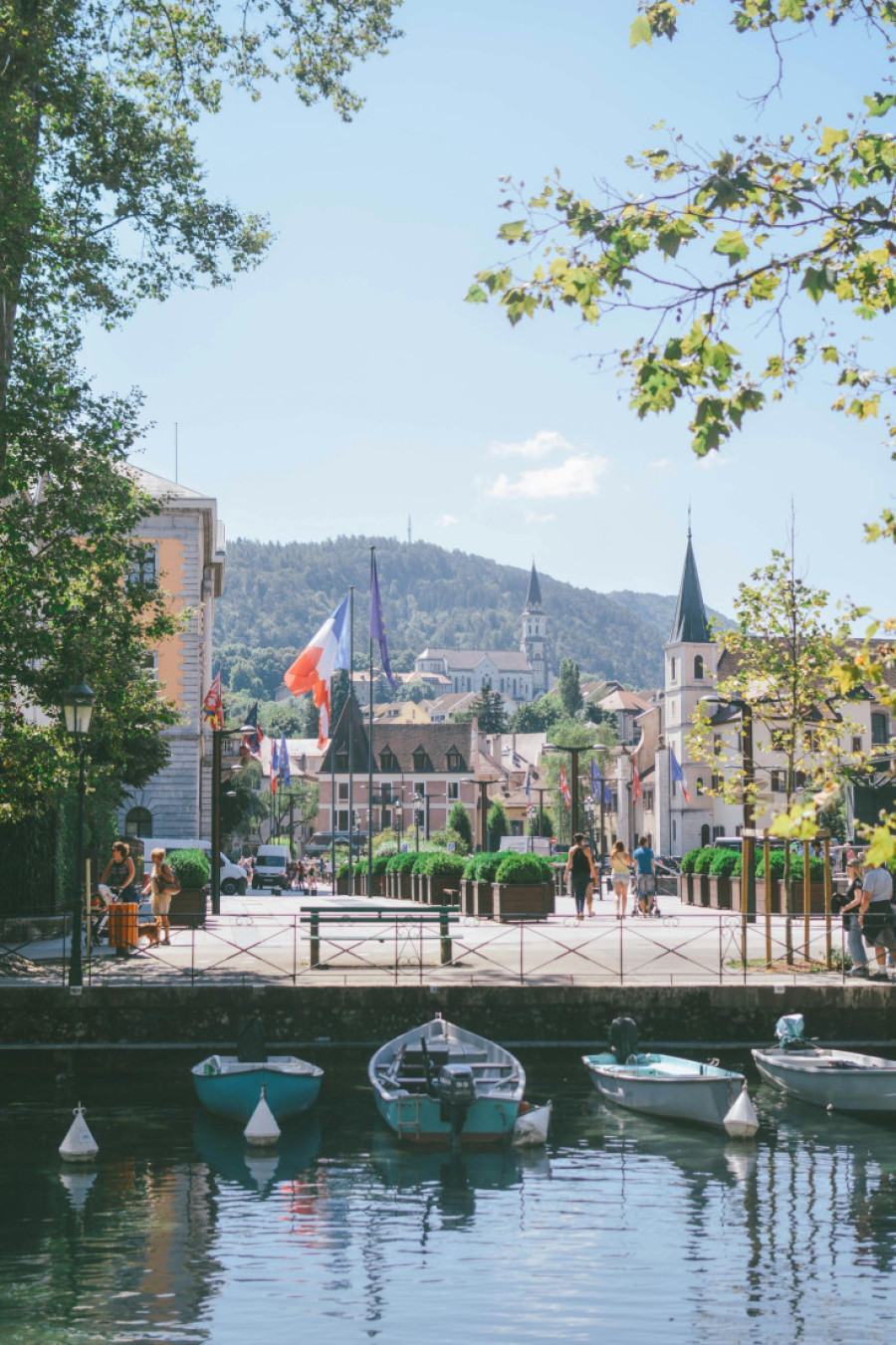 Francuski grad poznat kao "alpska Venecija" pleni prirodnom lepotom - bistrom vodom i slikovitim pejzažima