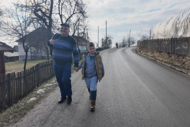Pokazuje da će biti veliki čovek i domaćin! Nikola svira harmoniku, ali njegov cilj će vas iznenaditi  (FOTO)