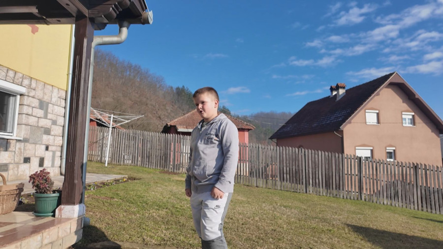 Pokazuje da će biti veliki čovek i domaćin! Nikola svira harmoniku, ali njegov cilj će vas iznenaditi  (FOTO)