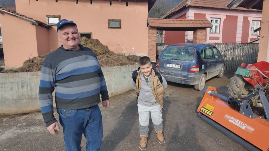 Pokazuje da će biti veliki čovek i domaćin! Nikola svira harmoniku, ali njegov cilj će vas iznenaditi  (FOTO)